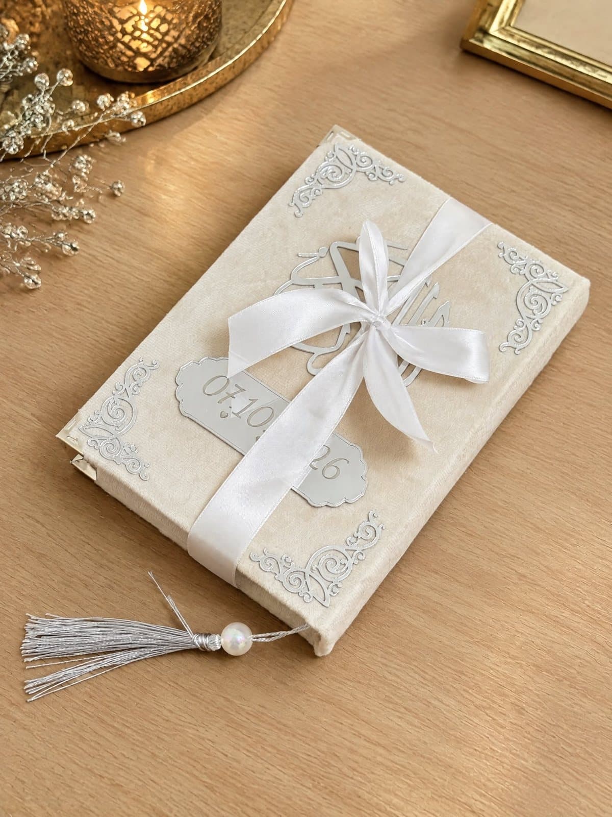 Coran de mariage noué d'un ruban blanc