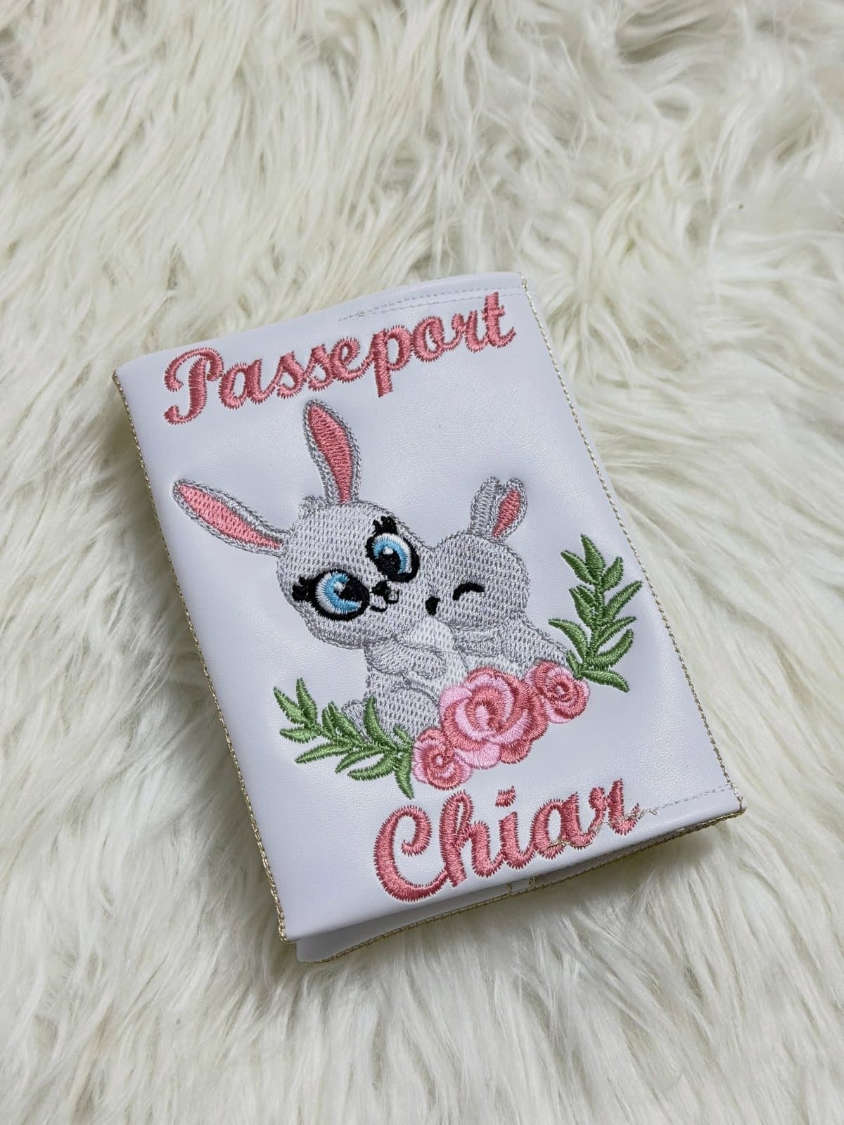 Protège-passeport blanc brodé de lapins et d'un prénom