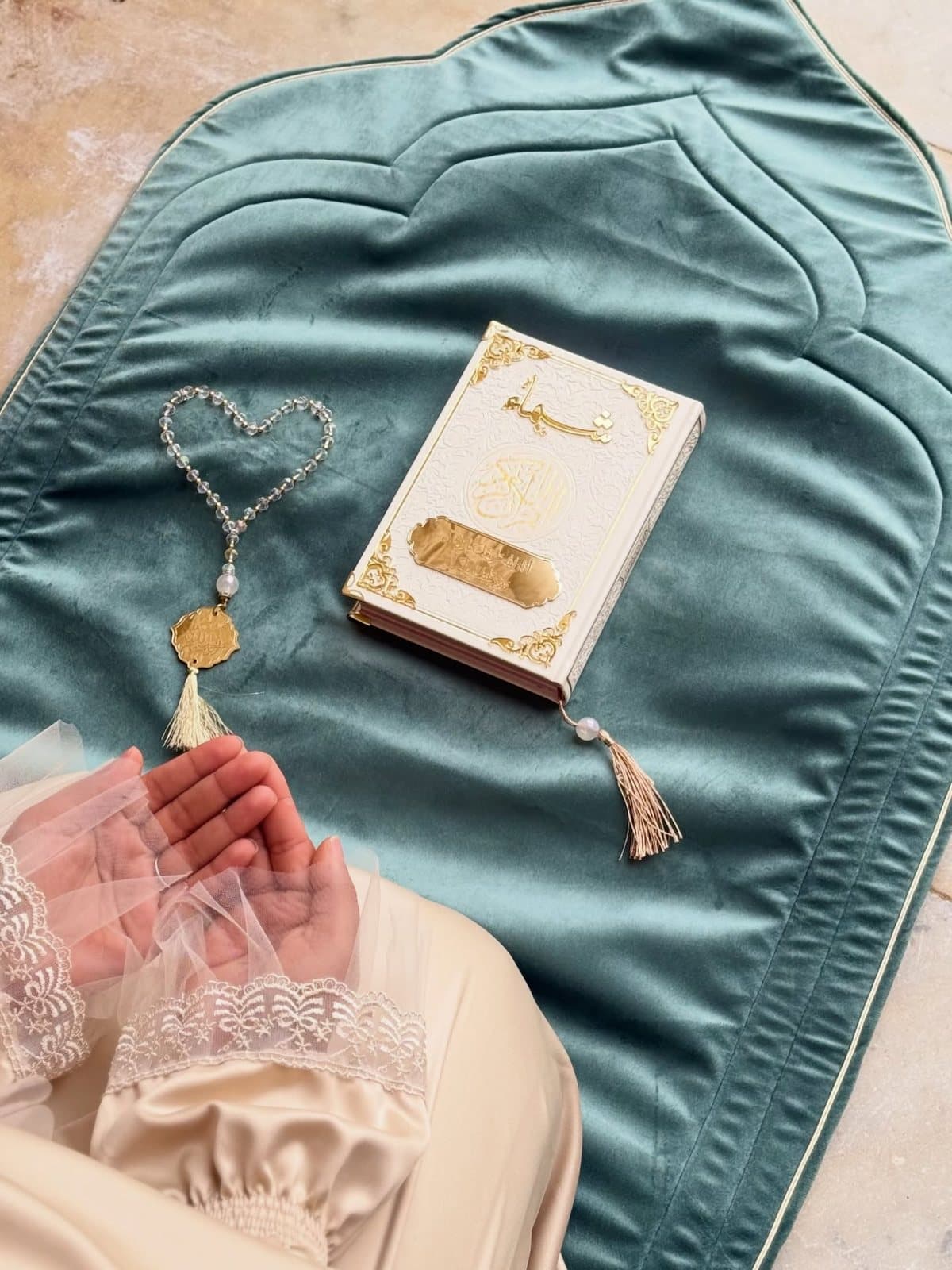 Sajeda vert canard avec Coran blanc au prénom et tasbih