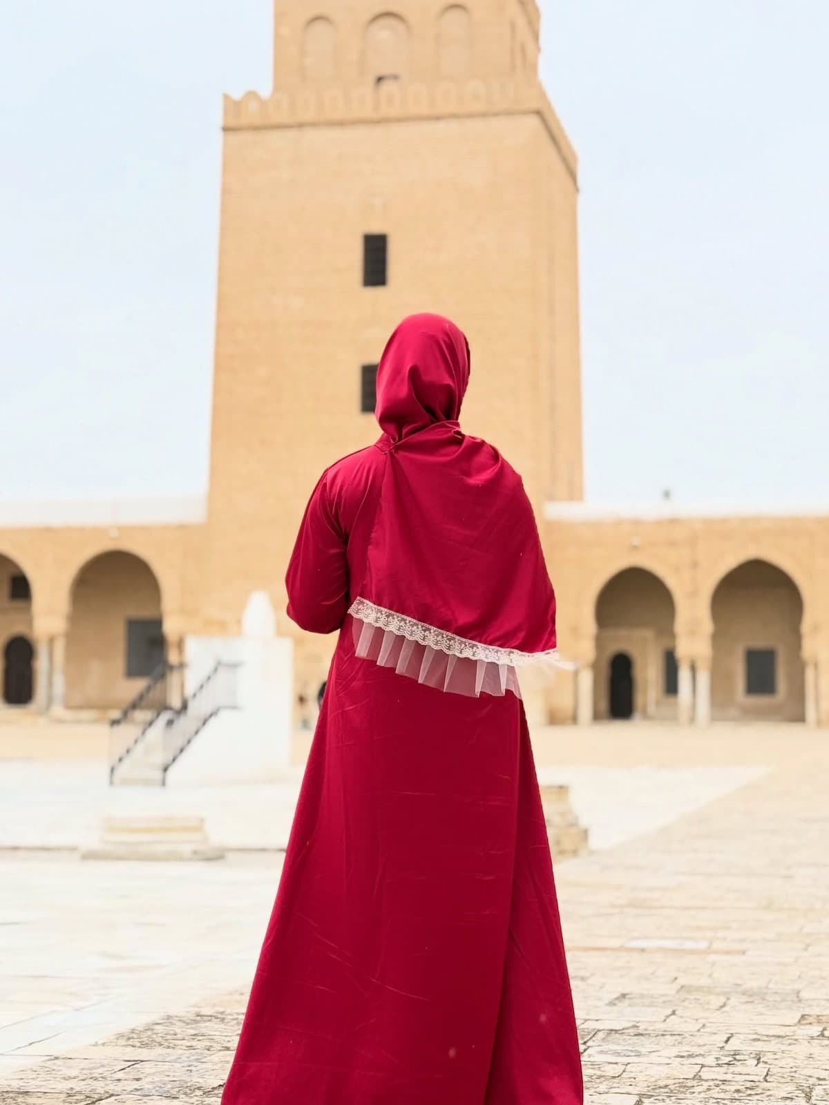 Robe de prière rouge devant la Grande Mosquée de Kairouan