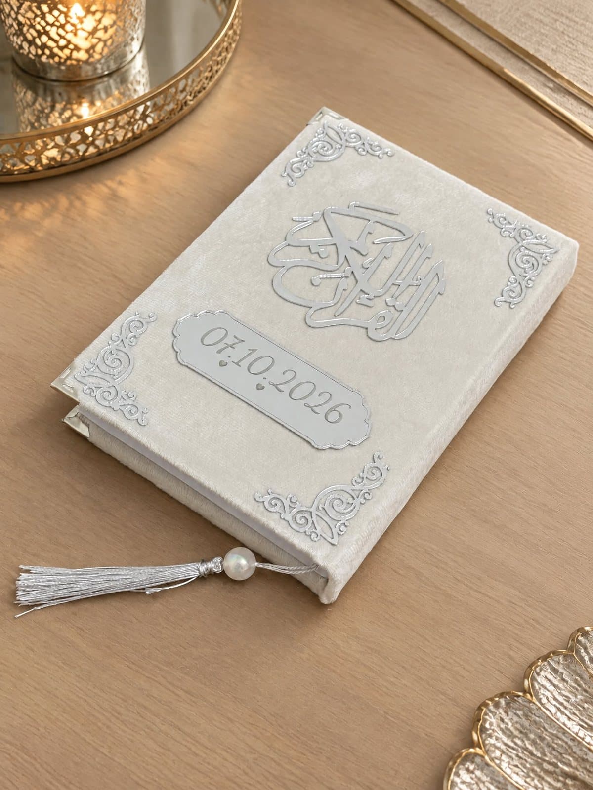 Plaque gravée à la date sur un Coran de mariage