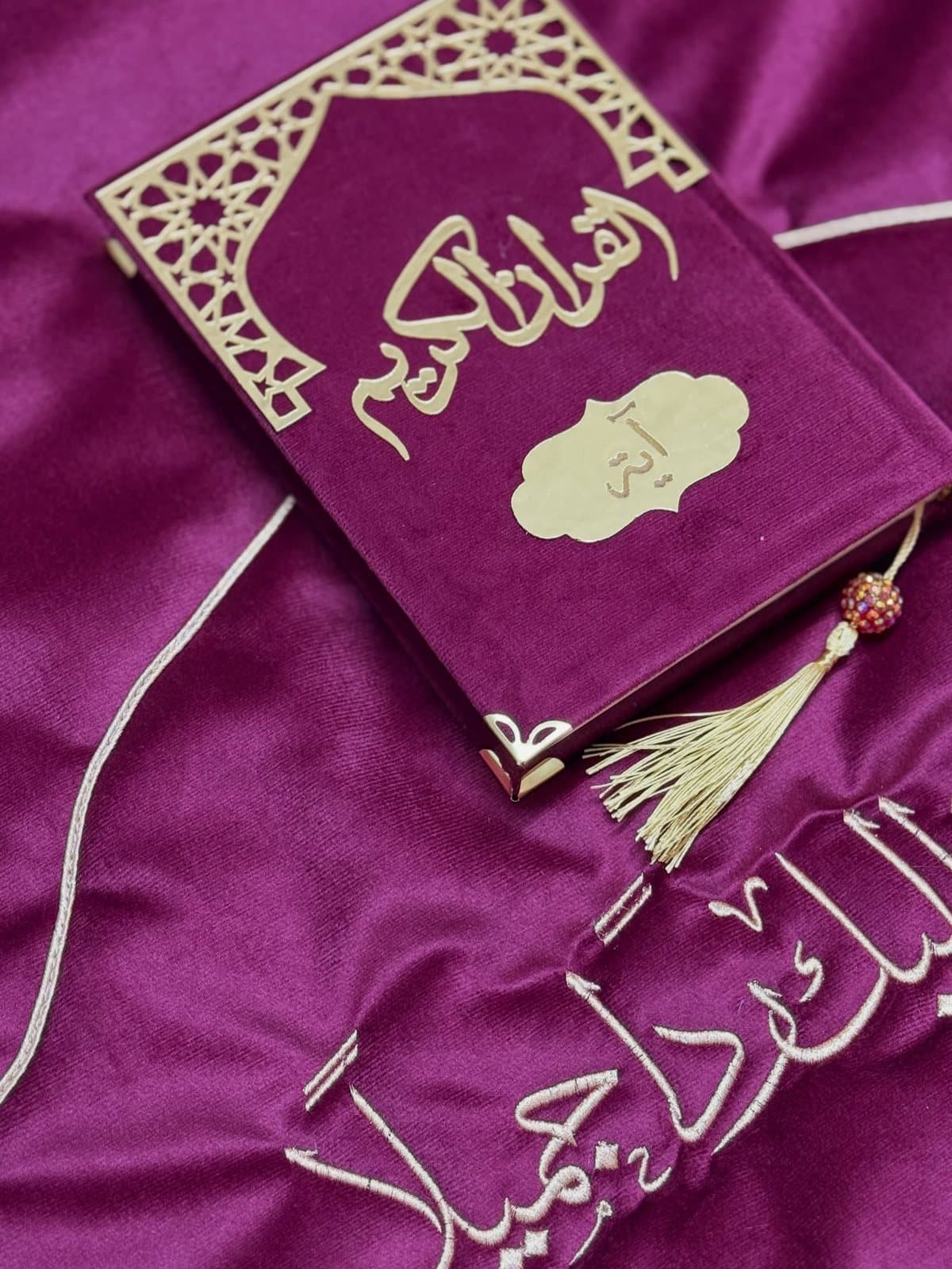 Coran et sajeda brodés en velours fuchsia