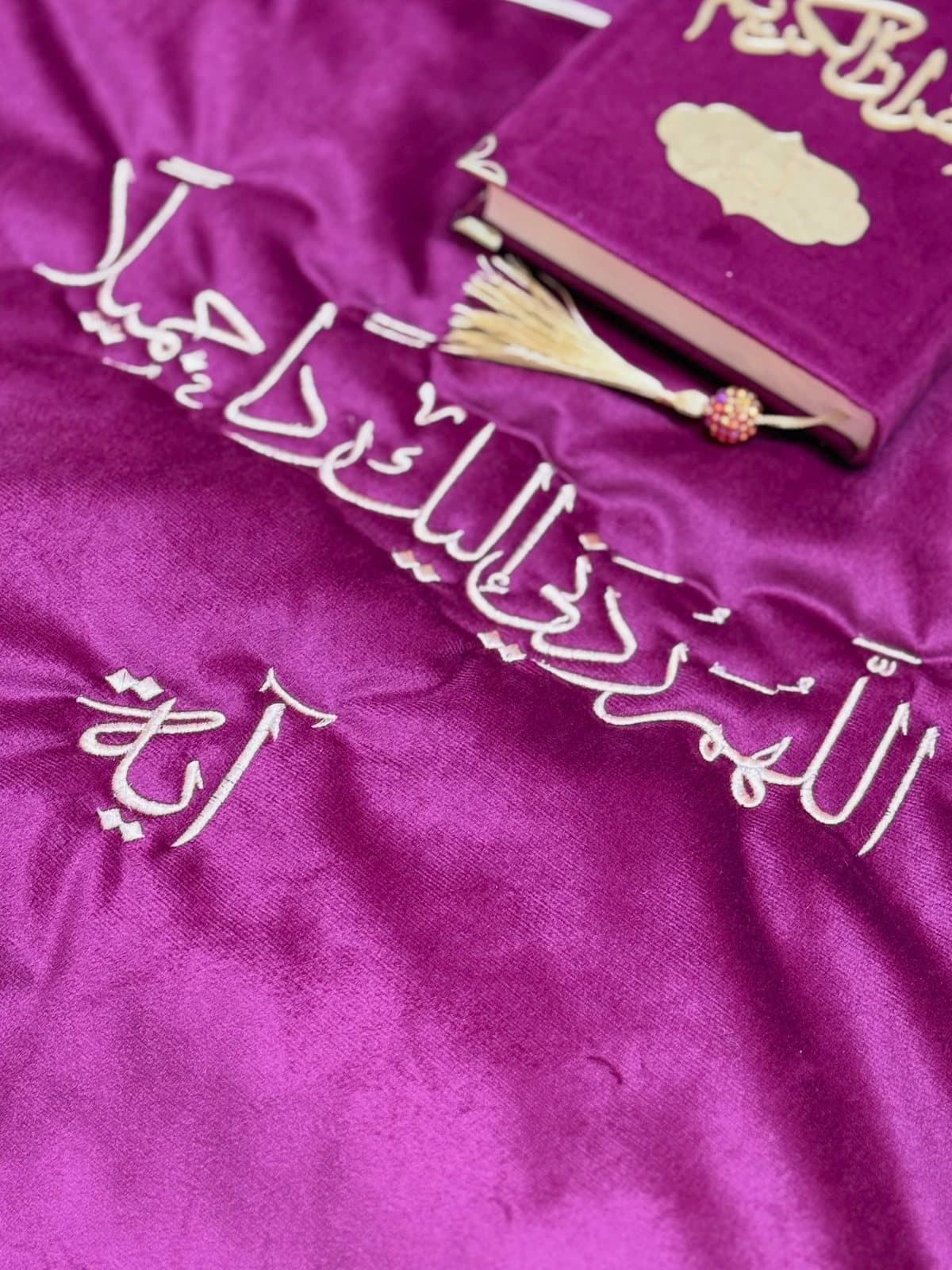 Invocation brodée au fil sur velours fuchsia