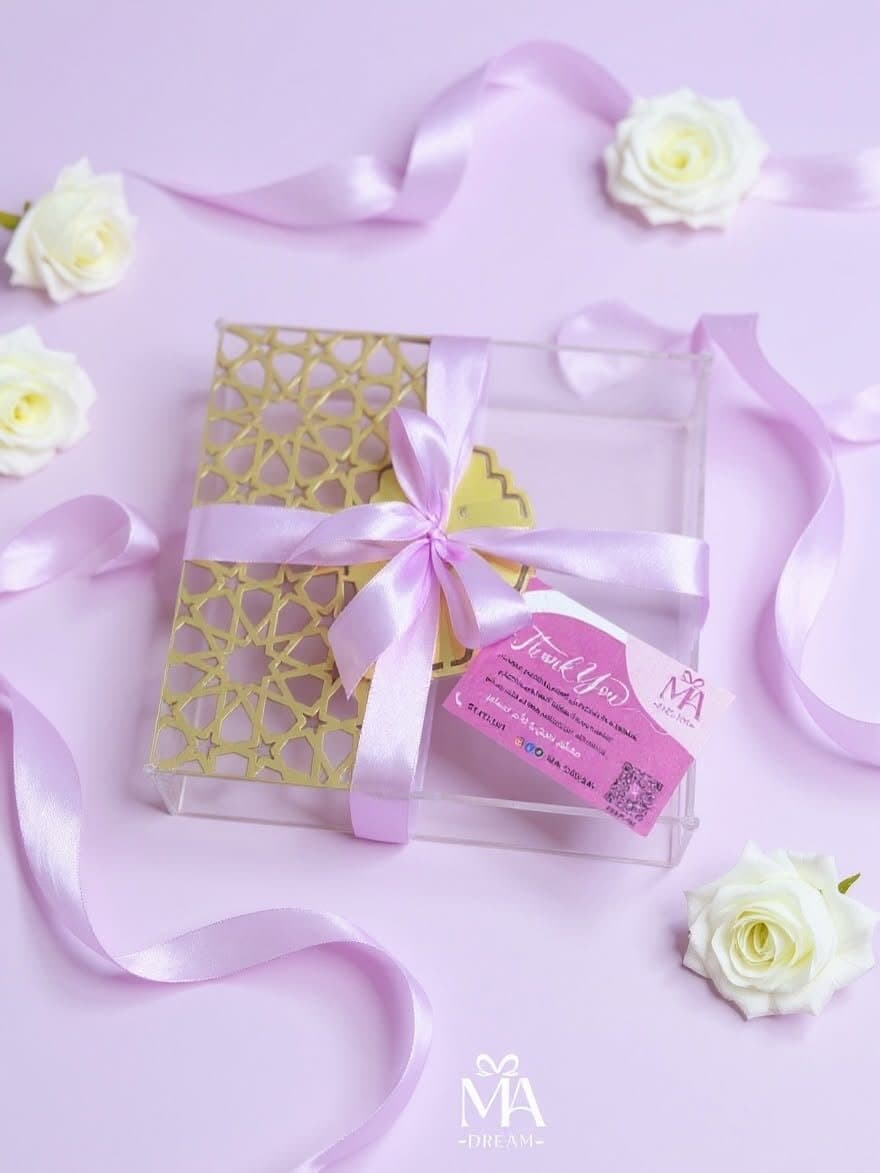 Coffret cadeau en plexiglas noué d'un ruban lilas