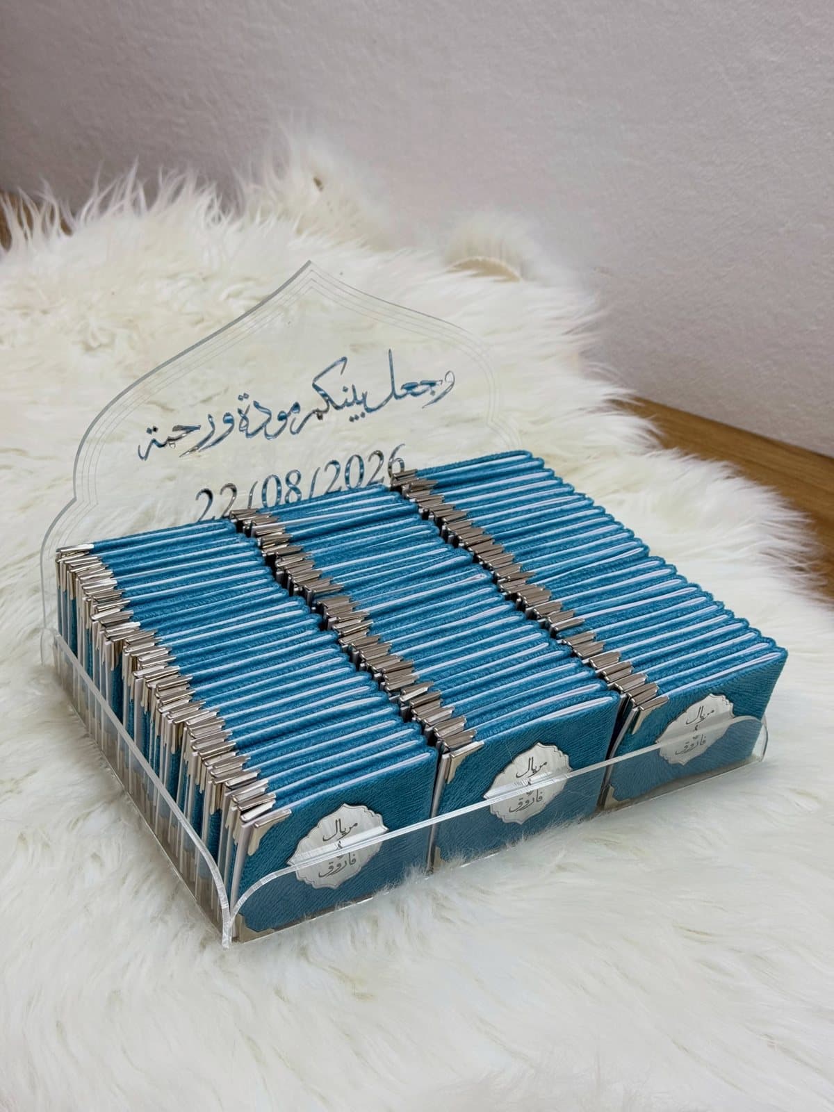 Mini Corans pour les invités dans un plateau en plexiglas