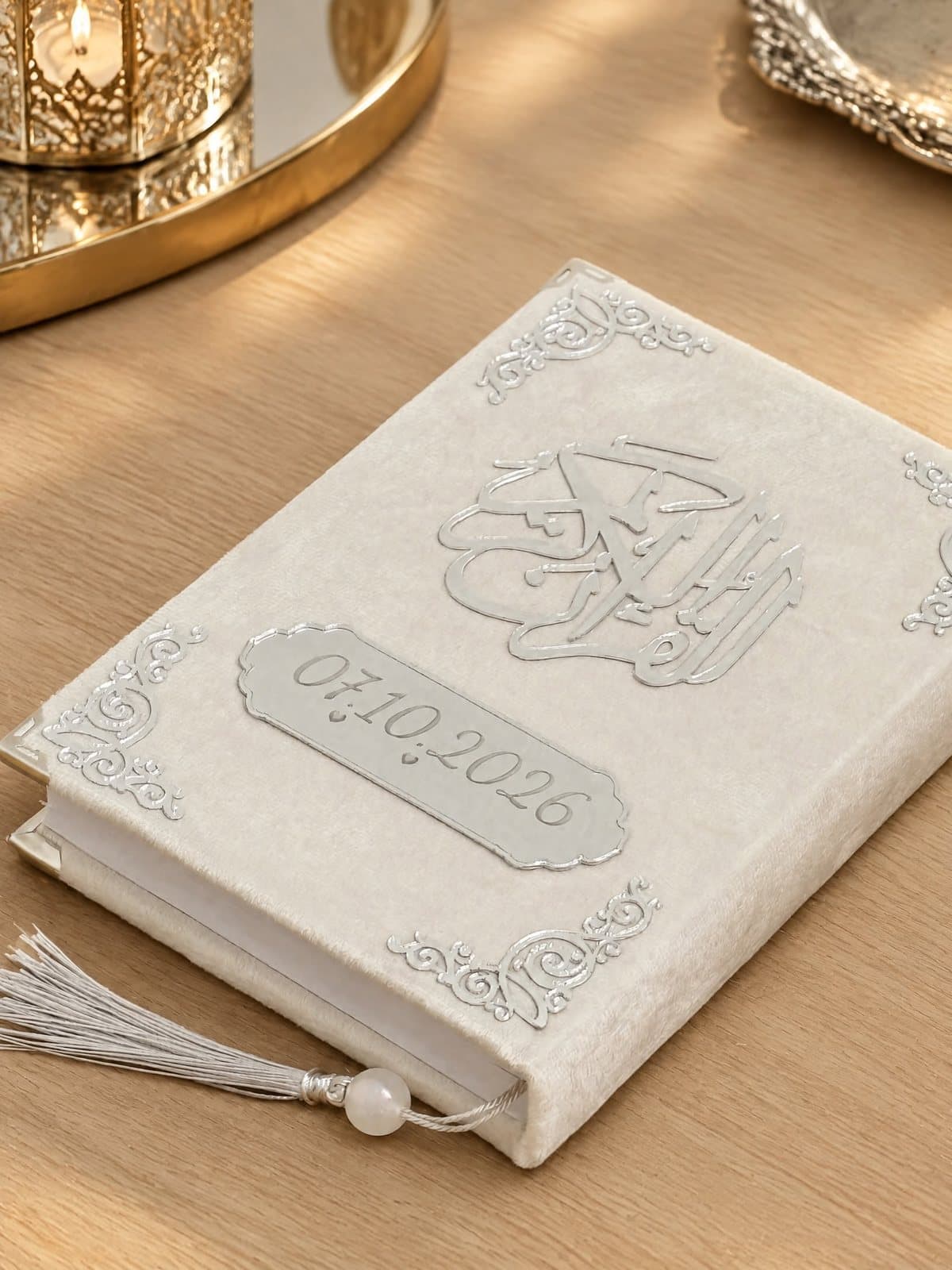 Coran blanc gravé à la date du mariage