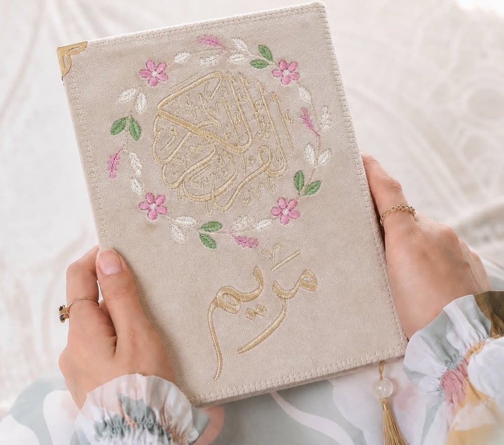 Coran en velours beige brodé de fleurs et du prénom Maryem