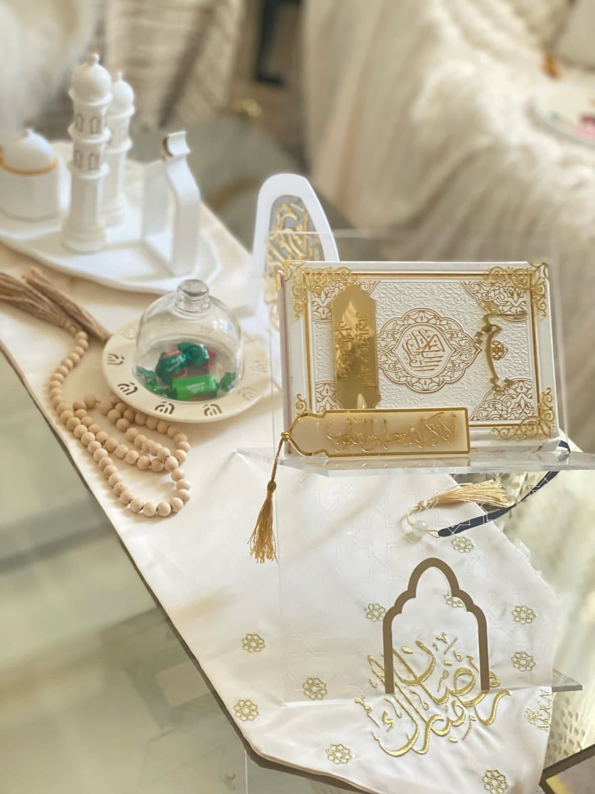 Coran au prénom sur présentoir, table de Ramadan
