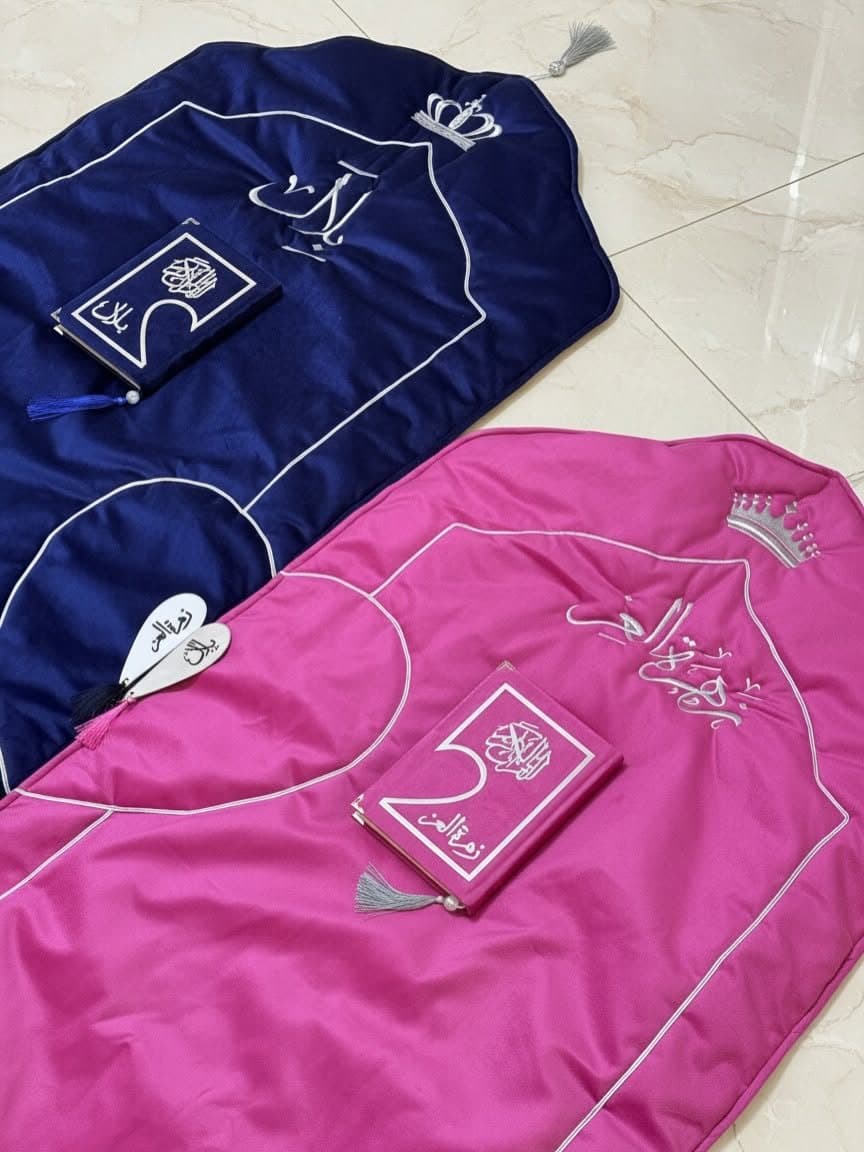 Sajedas enfant bleu nuit et rose brodées d'une couronne et du prénom, avec mini Corans