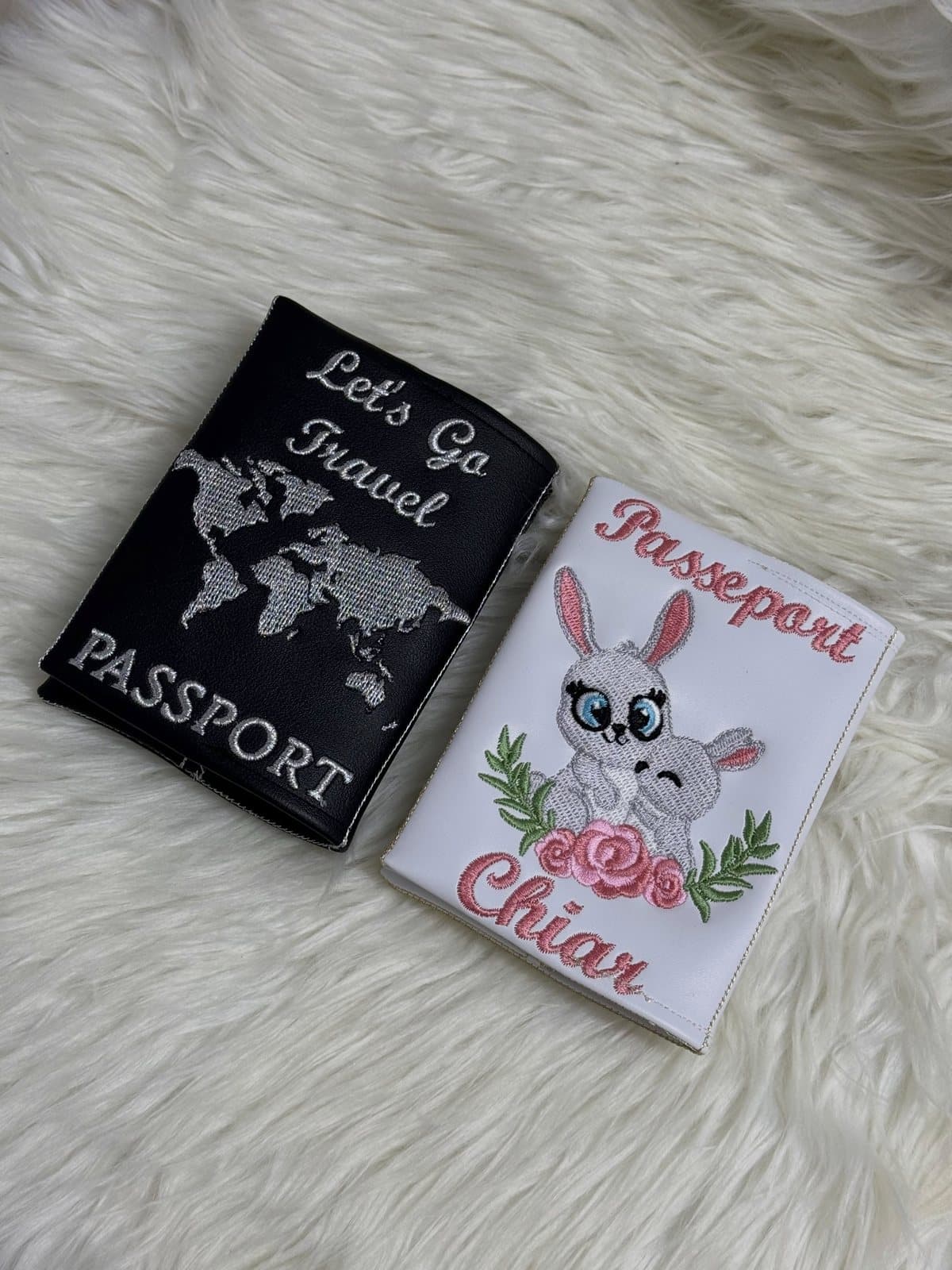 Protège-passeports brodés, noir « Let's Go Travel » et blanc au prénom